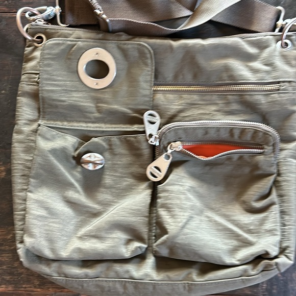 Baggalini Crossbody bag with OODLES OF POCKETS! - Picture 4 of 8